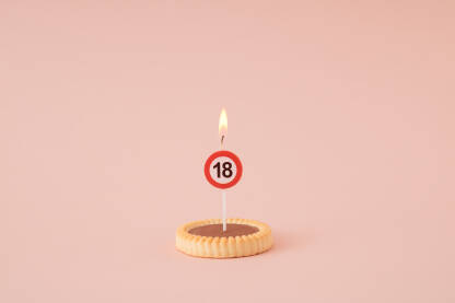 Kolač i svijeća za proslavu osamnaestog rođendana.