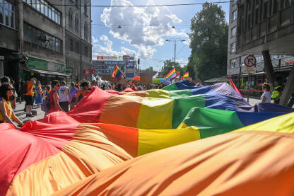 LGBTI zastava. Ljudi na Povorci ponosa u Sarajevu.