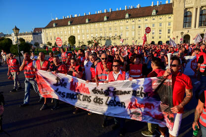 Beč, Austrija: Protesti sindikalaca. Ljudi sa transparentima na demonstracijama. Protesti protiv inflacije.