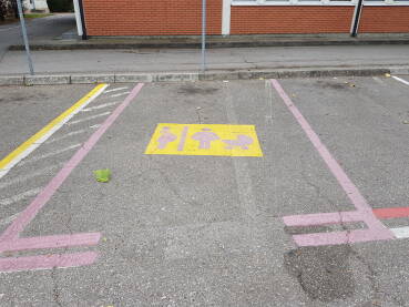 Besplatno parking mjesto za trudnice i majke sa malom djecom; roze parking;