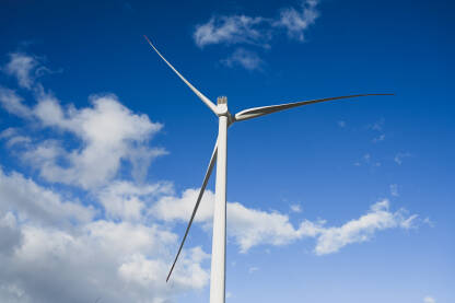 Vjetroelektrana sa plavim nebom u pozadini. Vjetroturbine u prirodi. Proizvodnja električne energije. Obnovljiva energija. Vjetroturbina.