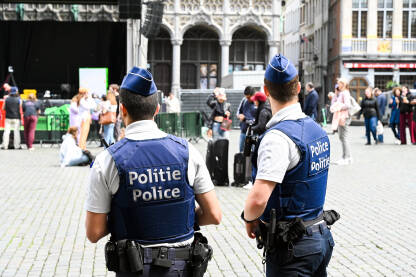 Policija patrolira na glavnom trgu u Briselu. Belgijski policajci na ulici.