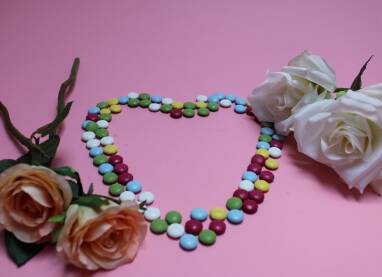 Srce od šarenih bombonica i ruže