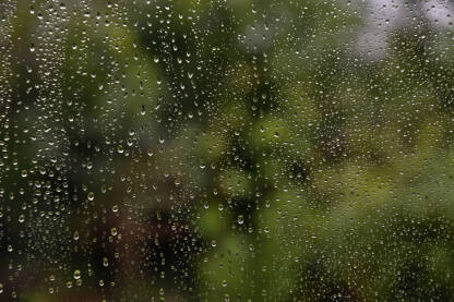 Kišne kapi na prozoru