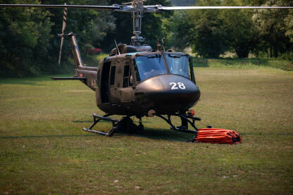 Helikopteri OS BiH u akciji gašenja šumskog požara.