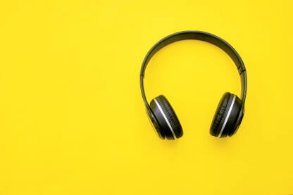 Slušalice na žutoj pozadini