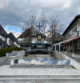 Spomenik u centru Jajca, Bosna i Hercegovina, posvećen Hrvatskim braniteljima.