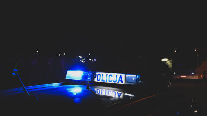 Policijska svjetla noću. Saobraćajna nesreća ili mjesto zločina. Plava svjetla na policijskom patrolnom autu. Rotacije.