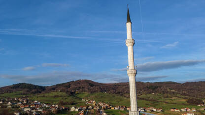 Džamija i minaret u selu, snimak dronom. Simbol Islama.