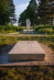 Spomenik borcima Narodno-oslobodilačke borbe na "Partizanskom groblju" u Gacku.