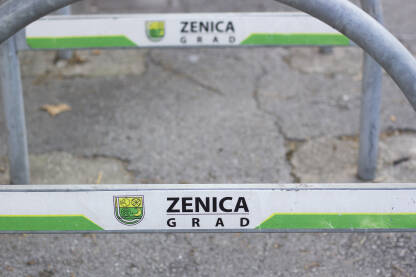 Oznaka grada Zenice na parkingu za bicikle.