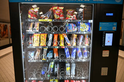 Automat napunjen raznim upakovanim grickalicama, čokoladicama i osvježavajućim pićima. Automat za prodaju sa asortimanom čipsa, slatkiša i napitaka.