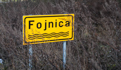 Tabla sa natpisom rijeka Fojnica, BiH. Fojnica je rijeka u srednjoj Bosni.  Saobraćajni znak pored puta.