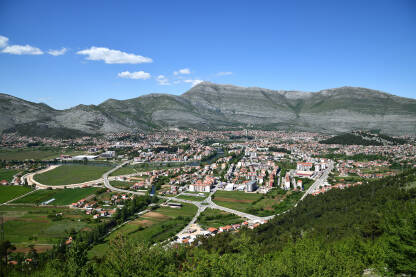 Pogled na grad Trebinje i planinu Leotar