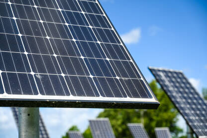 Solarni paneli. Proizvodnja čiste obnovljive energije od sunca. Fotonaponske solarne ćelije. Proizvodnja električne energije.