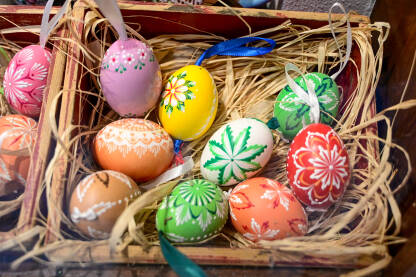 Šarena uskršnja jaja, krupni plan. Raznobojna uskršnja jaja u korpi. Ukrašena jaja za Uskrs. Suveniri.