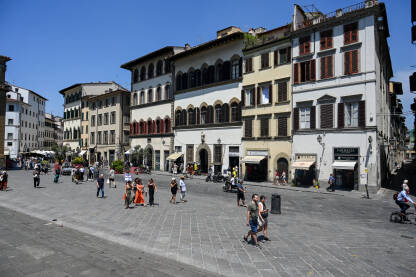 Firenza, Italija: Ljudi šetaju trgom. Zgrade u centru grada. Firenca.