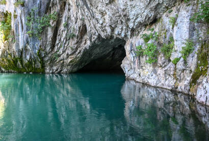 Izvor rijeke Bune, Bosna i Hercegovina. Rijeka izvire iz stijene.