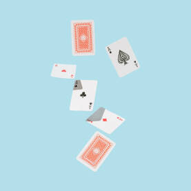 Karte za igru - četiri asa u padu na plavoj pozadini.