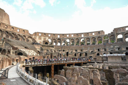 Koloseum u Rimu, Italija. Turisti u posjeti. Masivni historijski kameni amfiteatar Rimskog carstva.