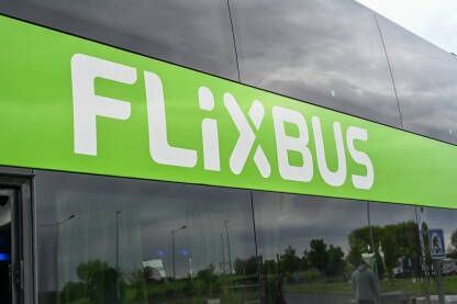 Logo Flixbusa na autobusu. Usluga međunarodnog autobuskog prevoza.