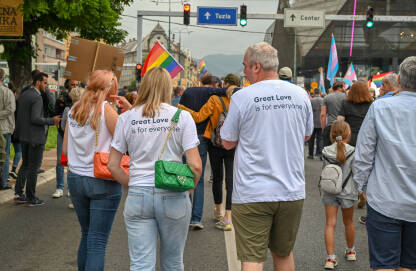 Troje ljudi u majicama "Great love is for everyone" (Velika ljubav je za svakoga) šeta na Povorci ponosa u Sarajevu, 24. juna 2023.