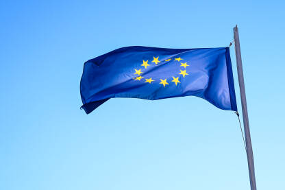 Zastava Evropske unije vijori se na jarbolu. EU zastava.