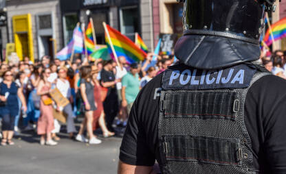 Policijski službenik čuva učesnike Povorke ponosa u Sarajevu. Policija osugurava LGBTIQ protest. Protest za ljudska prava.