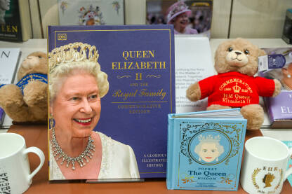 Kraljica Elizabeta. Izložene knjige u knjižari.