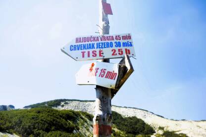 Putokaz na planini Čvrsnici prema Hajdučkim vratima,Crvenjak jezeru,Tisama i domu