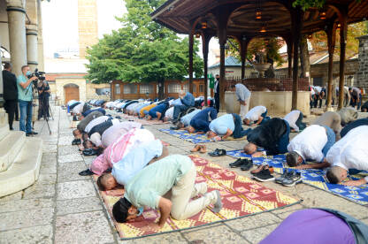 Vjernici klanjaju u džamiji. Molitva. Muslimanski vjernici.