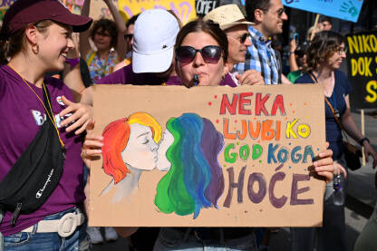 Povorka ponosa, Sarajevo, Bosna i Hercegovina. LGBTIQ Pride. Protest. Borba za LGBTI prava. Građanke i građani šetaju ulicom sa transparentima i zastavama. Ljudska prava.