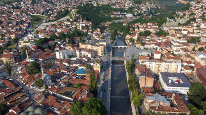 Sarajevo, Bosna i Hercegovina: Snimak dronom iz zraka na stari grad. Zgrade, ulice, kuće i mostovi preko rijeke Miljacke.