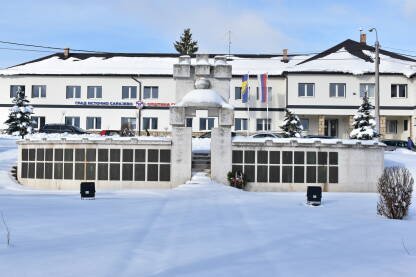 Spomen park poginulim borcima ispred zgrade Opštine Sokolac na Sokocu tokom zime.