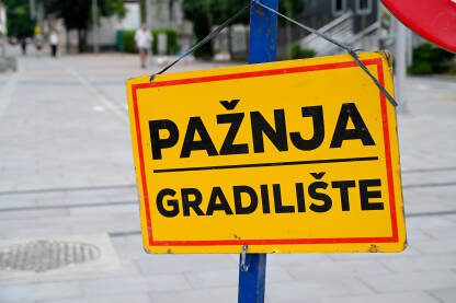 Znak upozorenja na ulici. Natpis: Pažnja gradilište.