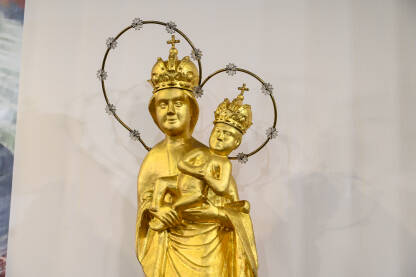 Kip Djevice Marije i Isusa Krista u crkvi. Religija. Katolička crkva.