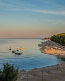 Ranojutarnjo sunce na plaži u Primoštenu, Hrvatska