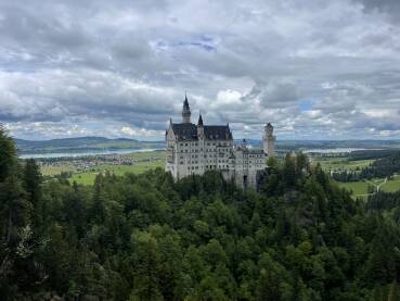 Neuschwanstein (u prijevodu Novi labuđi kamen) je njemački dvorac na jugozapadu Bavarske u regiji Allgäu, koja pokriva dijelom južni dio Bavarske i jugoistočni dio pokrajine Baden-Württemberg.