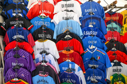 Dresovi sa imenima fudbalera na prodaju na pijaci. Dresovi sa imenima fudbalera na prodaju na pijaci. Messi, Baggio, Ibrahimovic, Barella, Ronaldo, Kaka, Zidane...