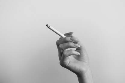 Cigareta u ruci. Crno bijela fotografija.