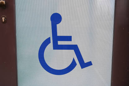 Oznaka: Ulaz za osobe s invaliditetom. Simbol invalidskih kolica.