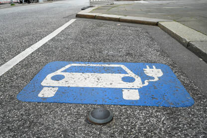 Znak za punjenje električnih vozila na ulici. Parking rezervisan za električne automobile. Stanica za punjenje.