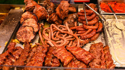 Kobasice i meso s roštilja na sajmu. Brza hrana.