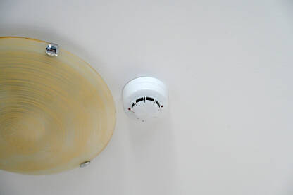 Protupožarni alarm na plafonu u stanu. Detektor dima kod kuće.