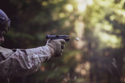 Vojnik puca iz automatskog pistolja