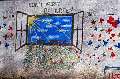 Grafit za zidu  napisano 
ne brini, budi zelen.
Nacrtan prozor sa cvijećem,suncem i leptirćima.