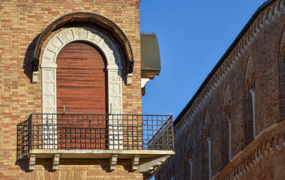 Balkon napravljen na staroj zgradi od cigle u Padovi, Italija.