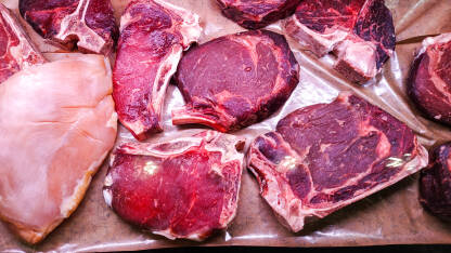 Svježe nekuhano meso u mesari. Mesni odrezak i kotlet spremni za roštilj. Crveno goveđe meso.