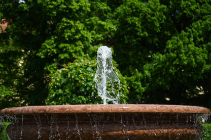 Fontana u gradskom parku. Voda u fontani.