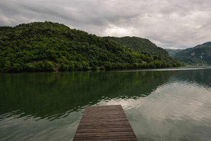 Zvorničko jezero je vještačko jezero na reci Drini, na granici koja se proteže starim tokom reke, između Republike Srbije i Republike Srpske u Bosni i Hercegovini.
